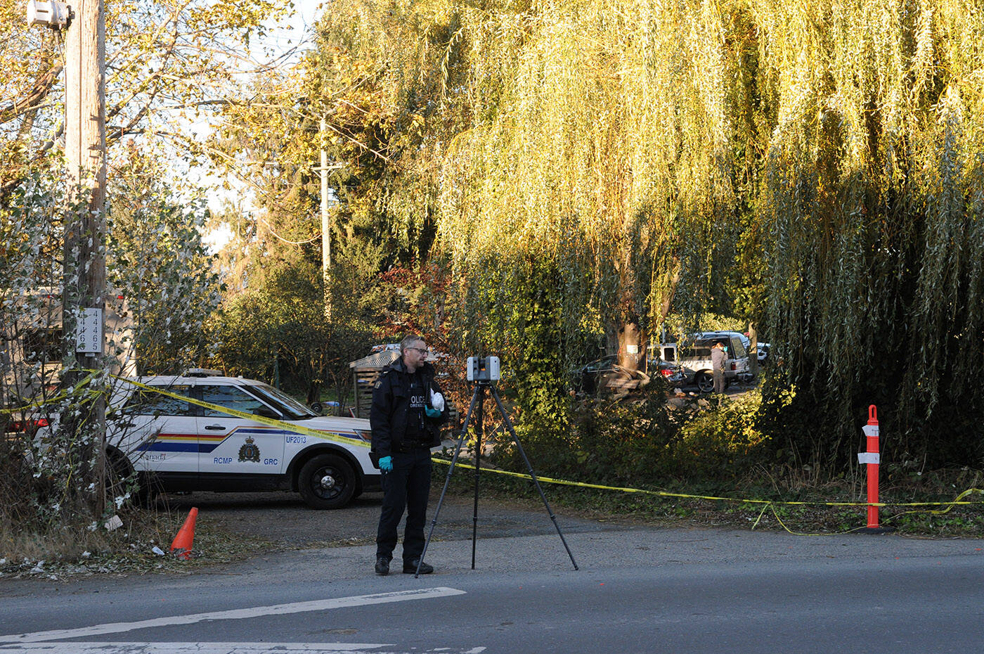 Police officers investigate a property on South Sumas Road in Chilliwack on Nov. 9, 2022 after two bodies were found inside a house there the day before. (Jenna Hauck/ Chilliwack Progress)