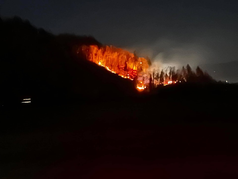 31054824_web1_221126-AHO-Limbert-Mountain-fire_1