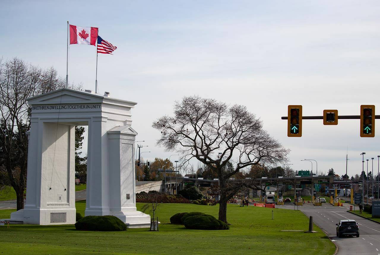 Man arrested after vehicle crosses Peace Arch border in Surrey, catches