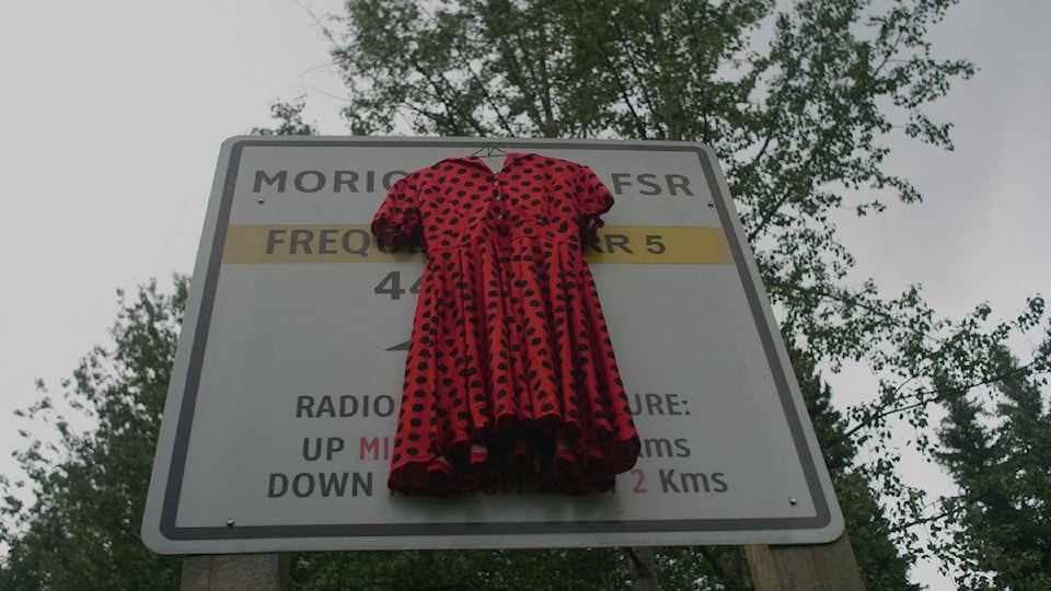 17738647_web1_190717-HTO-red.dress.morice.gate