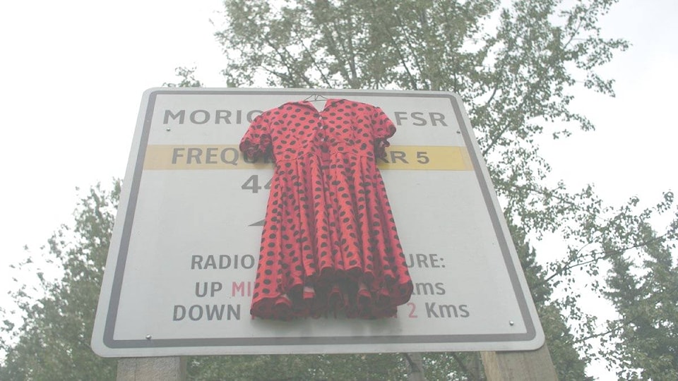 17940106_web1_190717-HTO-red.dress.morice.gate