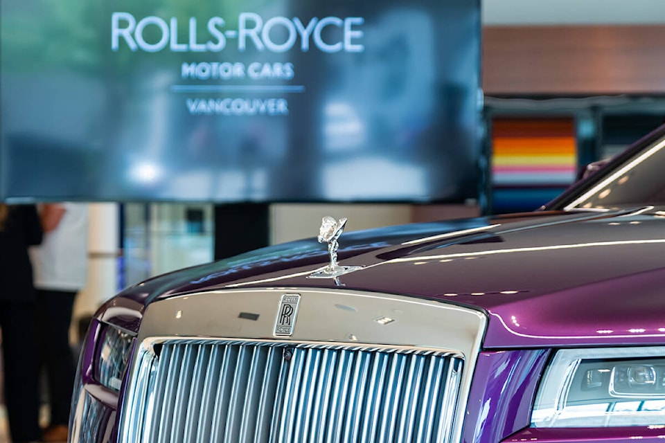 27160850_web1_211112-BLVD-RollsRoyceGhost-Automotive_1