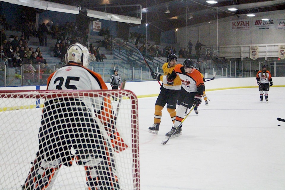 31331520_web1_221221HTOHSS.teachers.vs.students.hockey.game_3