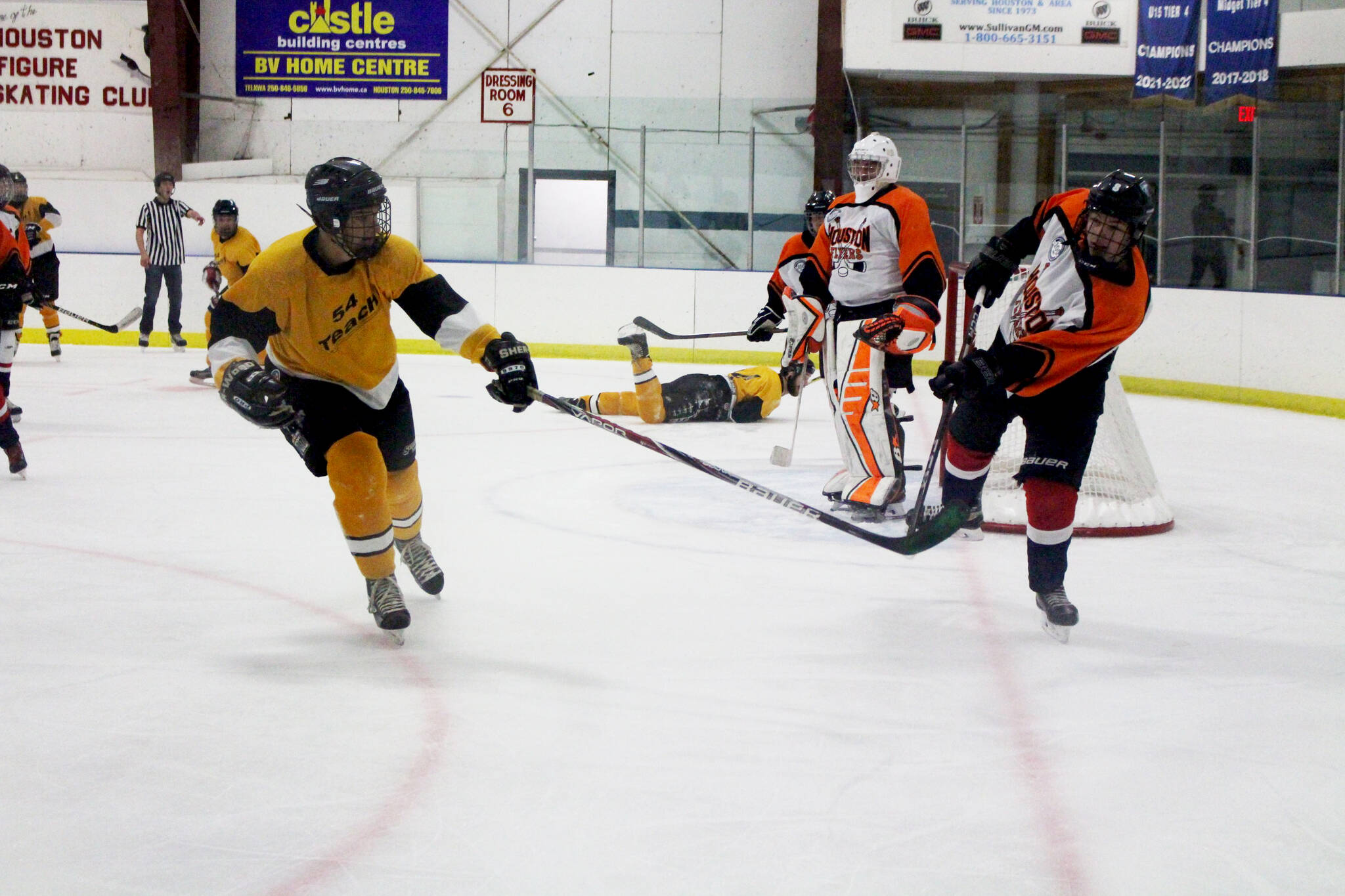 31331520_web1_221221HTOHSS.teachers.vs.students.hockey.game_4