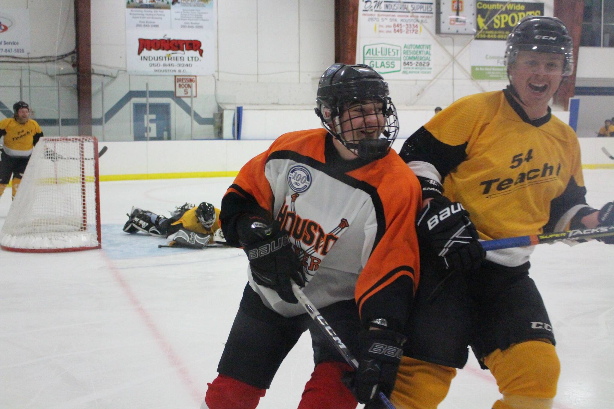 31331520_web1_221221HTOHSS.teachers.vs.students.hockey.game_5