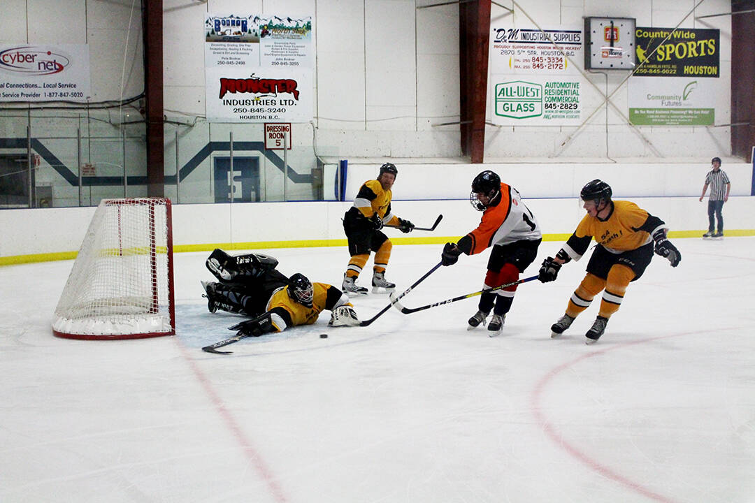 31331520_web1_221221HTOHSS.teachers.vs.students.hockey.game_6