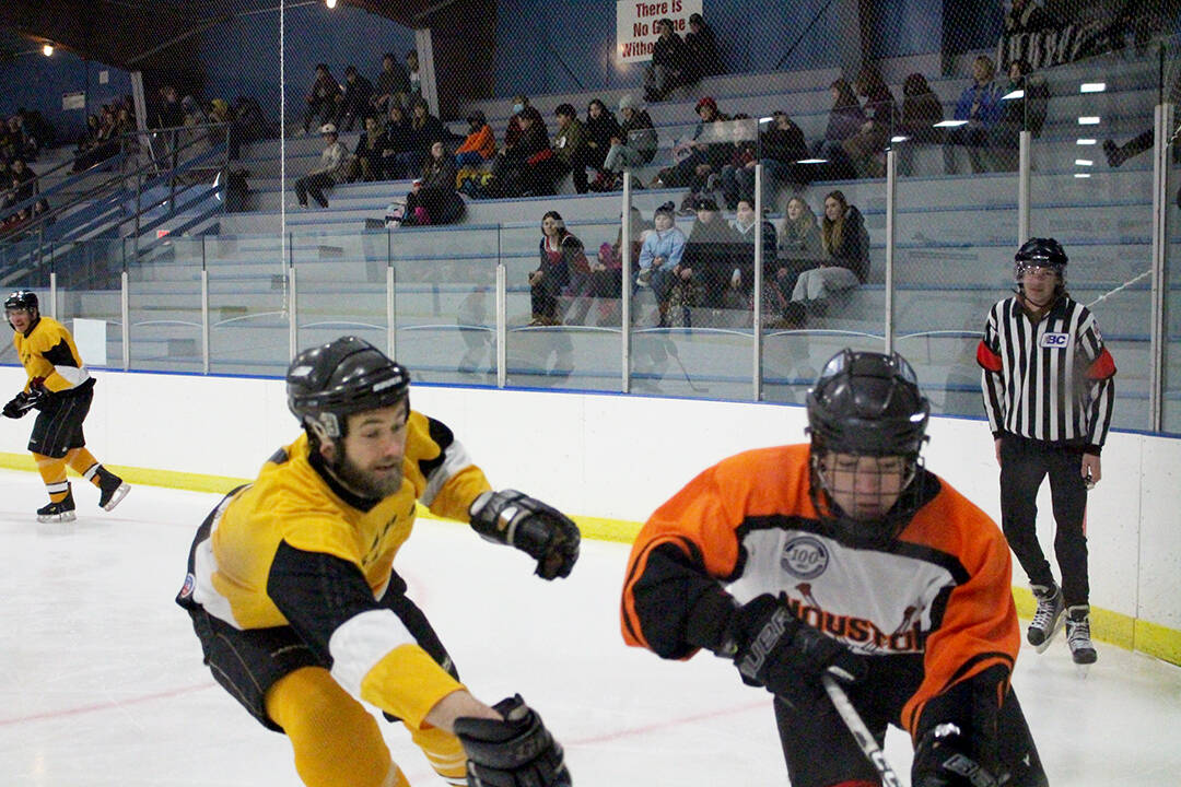 31331520_web1_221221HTOHSS.teachers.vs.students.hockey.game_7