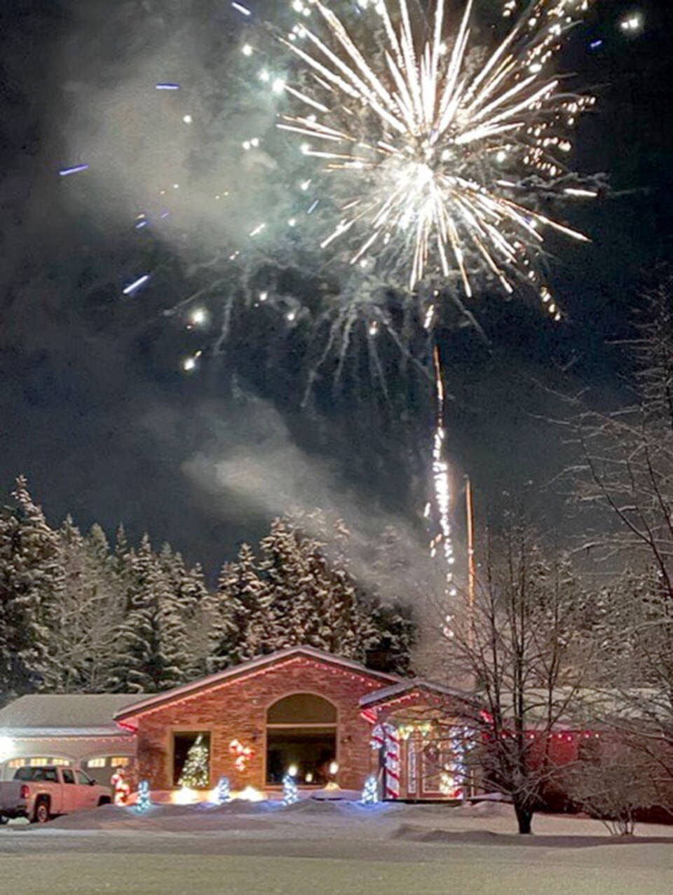 31483848_web1_230110HTOHenry.Reitsmas.New.Years.Fireworks._2