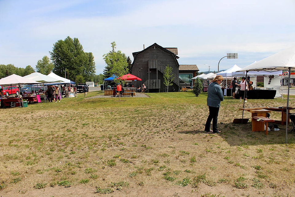 32983917_web1_230614HTOFarmers.Market.Season.Begins._2