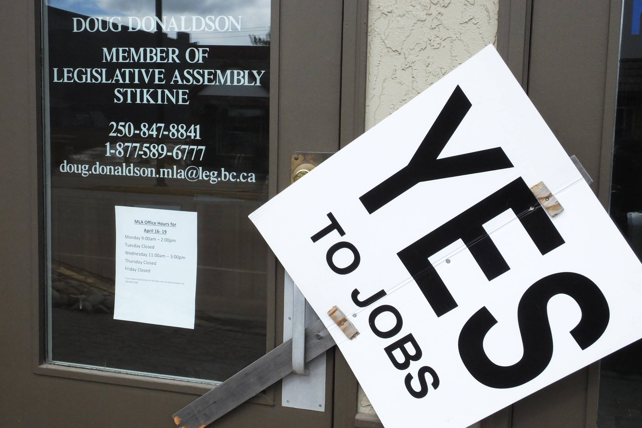 11564541_web1_Smithers-jobs-rally-sign-Donaldson-office