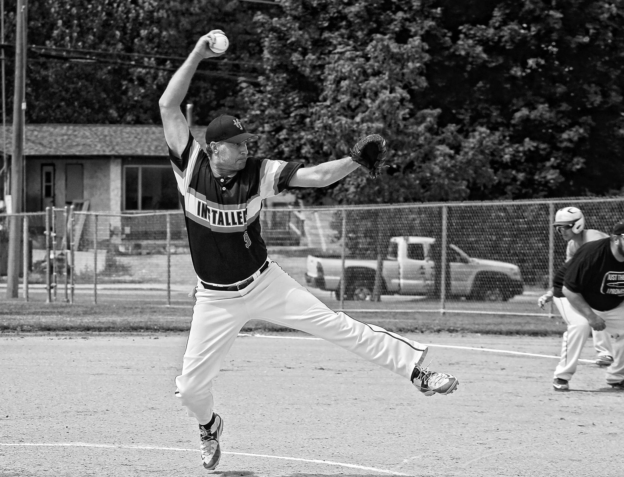 12845045_web1_180725-VMS-fastballBW2