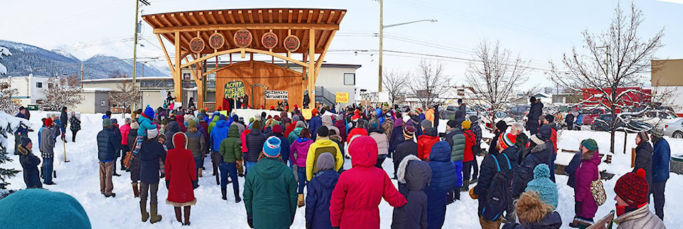 15066233_web1_Smithers-Unistoten-rally-Crowd-panorama-edit