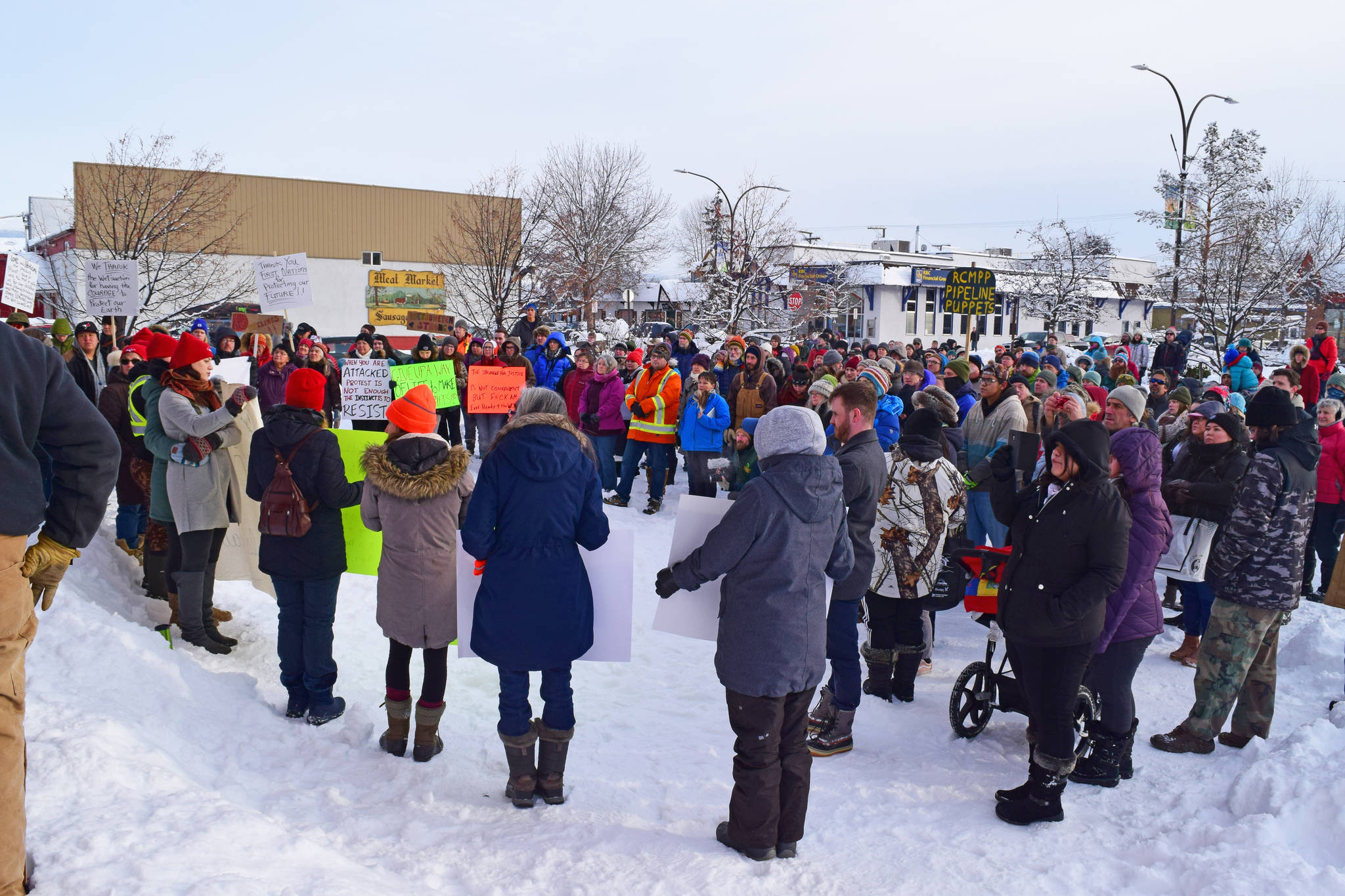 15066233_web1_Smithers-Unistoten-rally-crowd