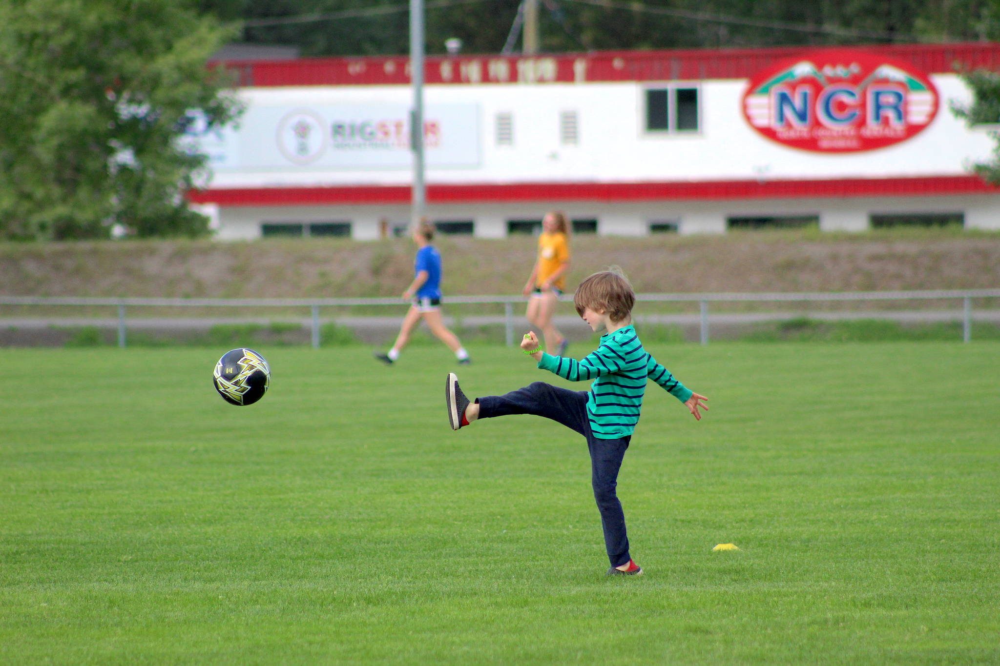 22096380_web1_200715-SIN-BVSOCCER-soccerinsmithers_4