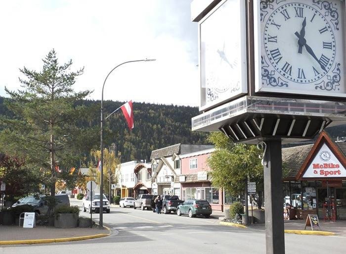 24218062_web1_191218-sin-downtown-smithers