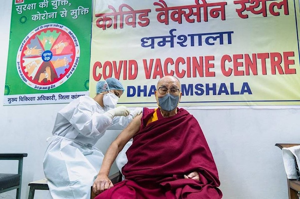 24439704_web1_210306-APW-TheLatestDalaiLamareceivescoronavirusvaccine-WEB_1