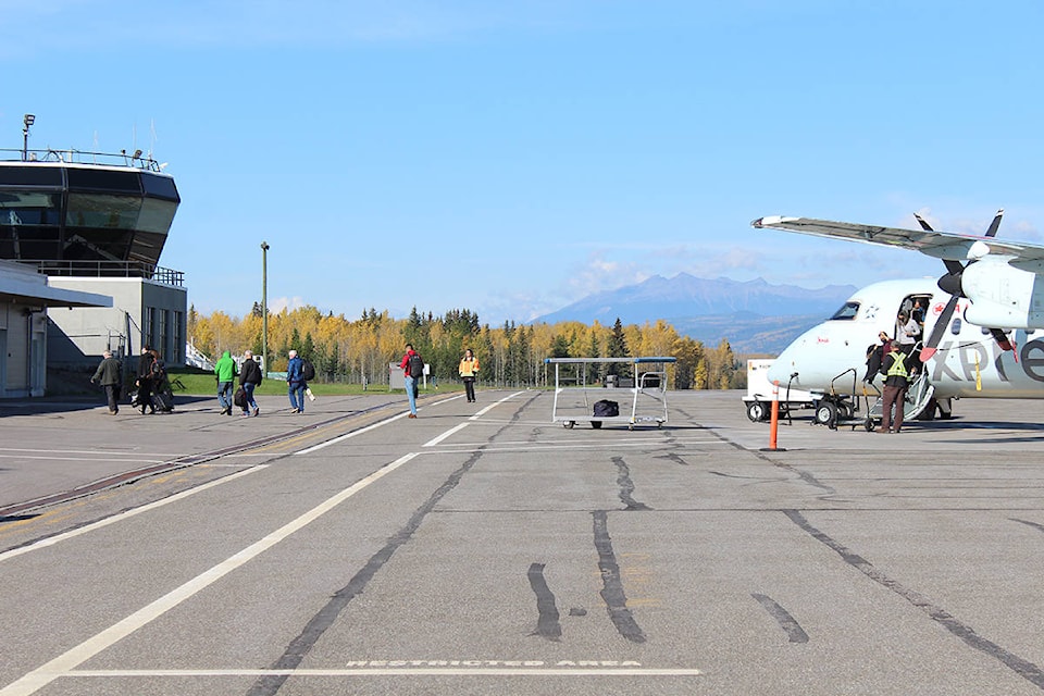 25189963_web1_201008-SIN-air-canada-first-arrive-debark_1