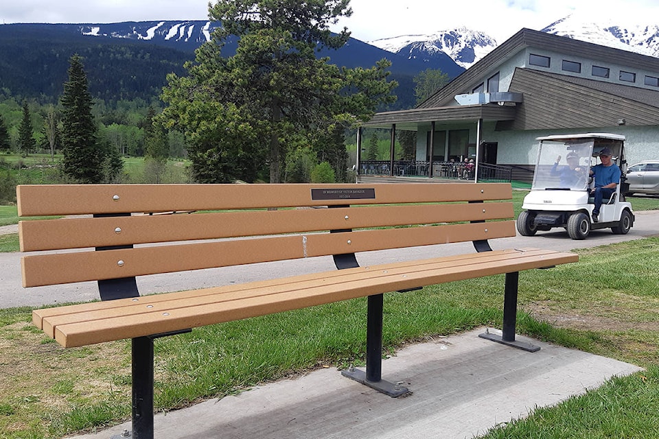 The bench on the #1 tee box memorializes Victor Zavaduk. (Thom Barker photo)