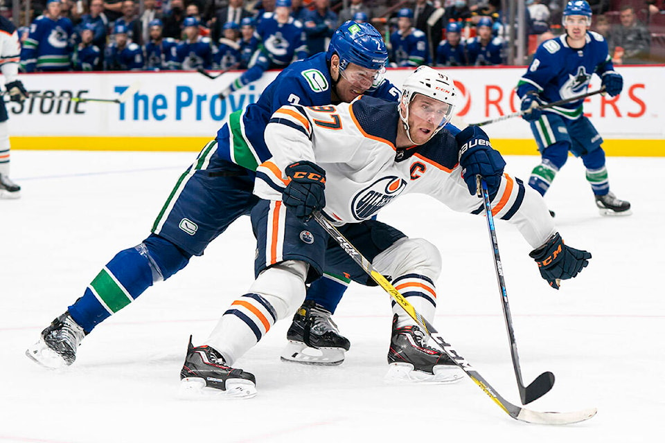 27013614_web1_211030-CPW-Oilers-Canucks-mcdavid_1