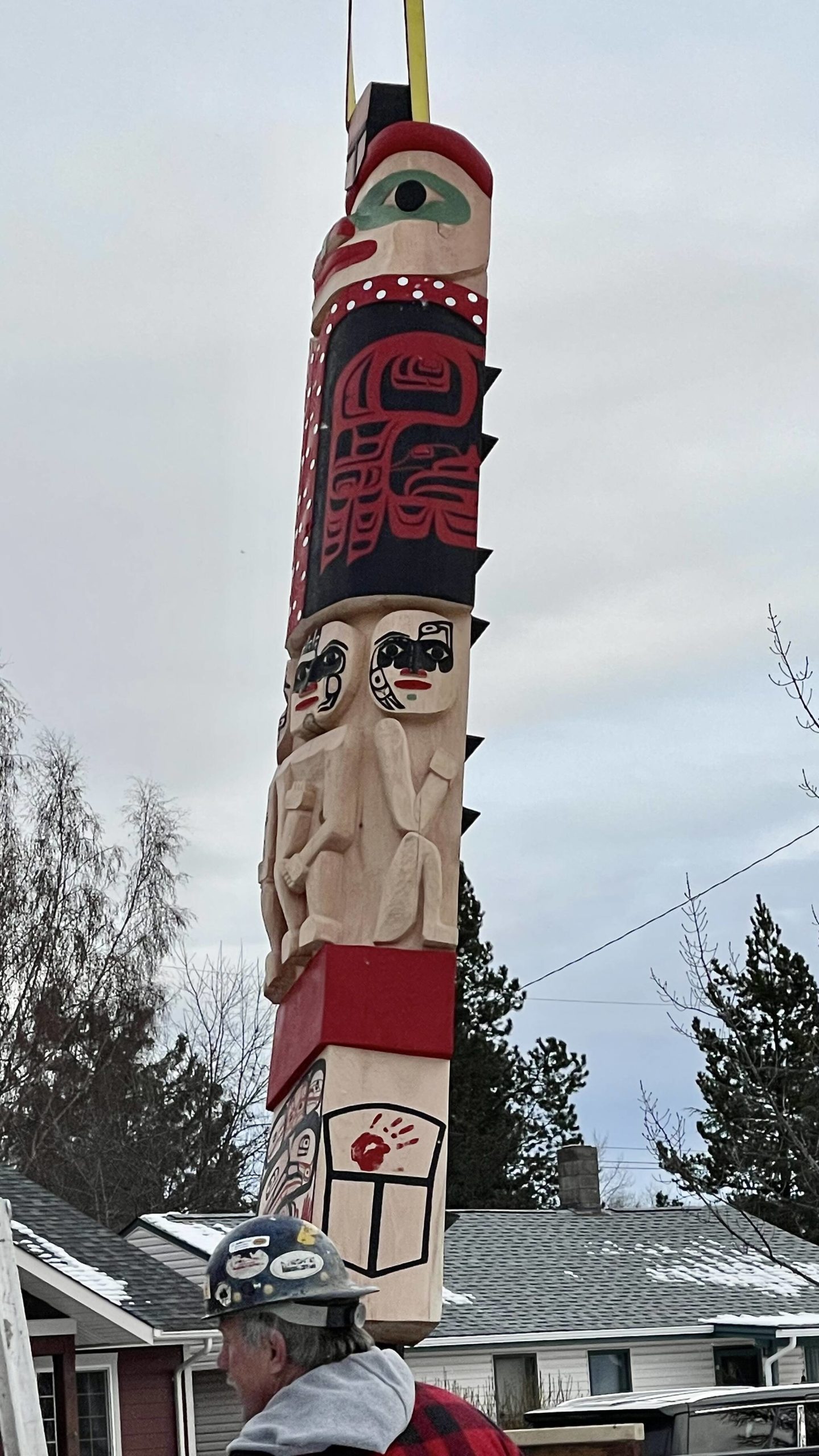 27240285_web1_211125-SIN-BROTHER-TOTEM-IS-RAISED-IN-SMITHERS-PHOTOS_2
