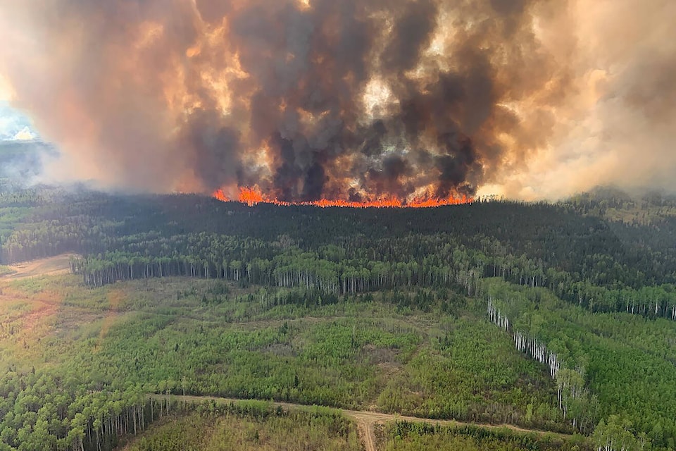 32734998_web1_231015-CPW-Wildfire-Alberta-fire_1
