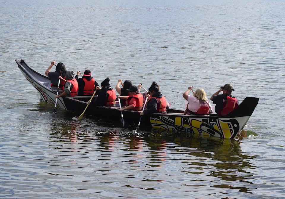 34047960_web1_231005-SIN-WAR-CANOE-canoe_1
