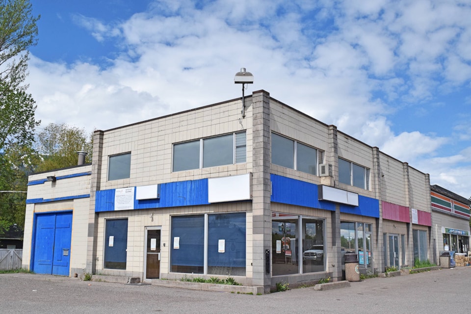 16852311_web1_greyhoundbuilding_edited
