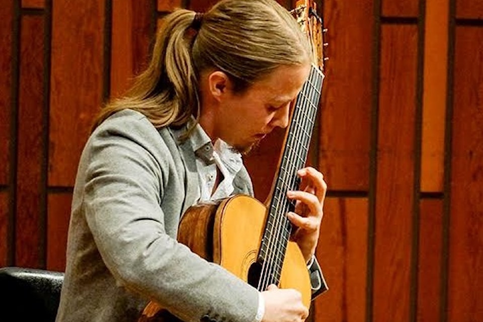 Alec Pearson holds the degree “Máster en Interpretación de Guitarra Clasica” from the Universitat d’Alacant in Alicante, Spain.