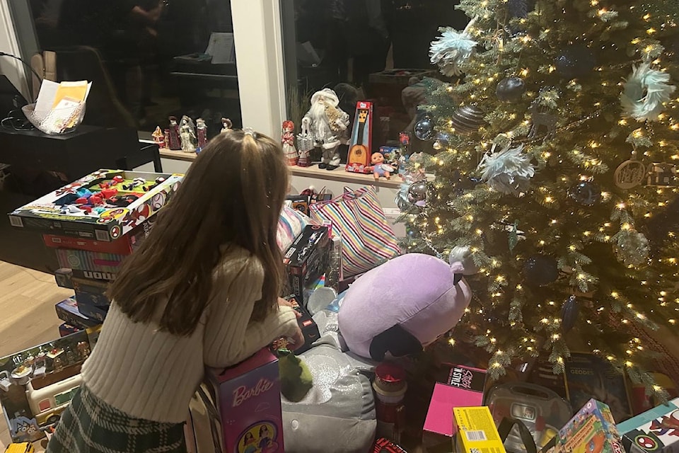 Hearts and Hands 4 Ukraine help deliver toys to children. 