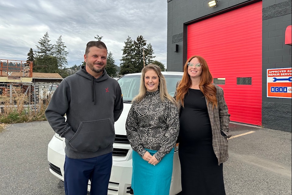 Carstar 's Jesse Clifford, along with Mama for Mamas' Sunney Weir and Vanessa Tregarthen gifted a deserving mom a van on Tuesday, Oct. 1.