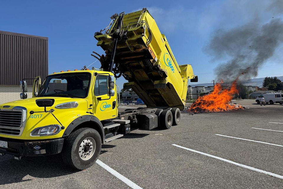 Around 10:20 a.m. on July 23, the 鶹AV Fire Department (KFD) received calls of a recycling truck on fire in the 300 block of Ziprick Road.