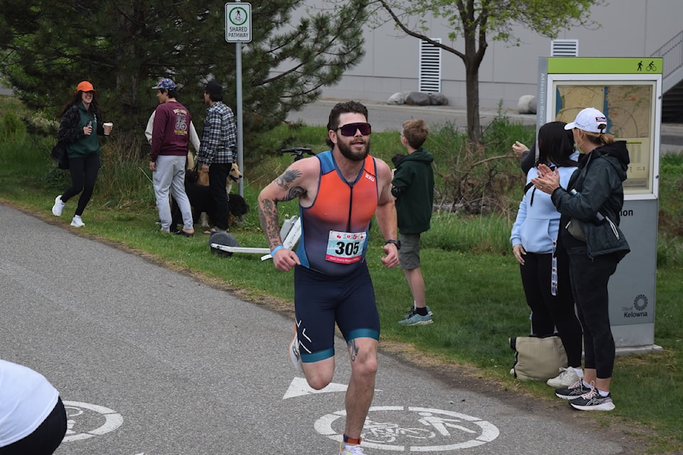鶹ѡ's Ryan Anderson coming around the final corner of the 2025 Cherry Blossom Triathlon on May 4, 2025. 
