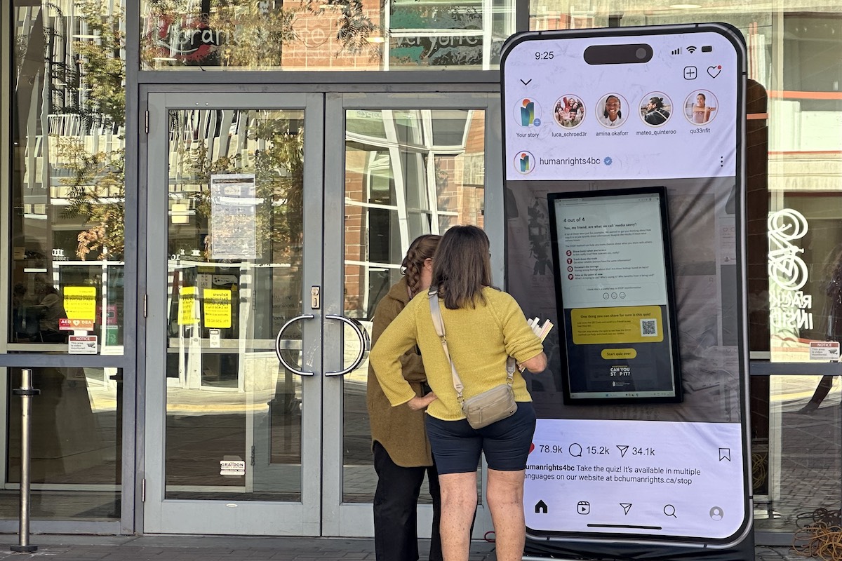 VIDEO: 9-foot cellphone on display in Kelowna to stop misinformation