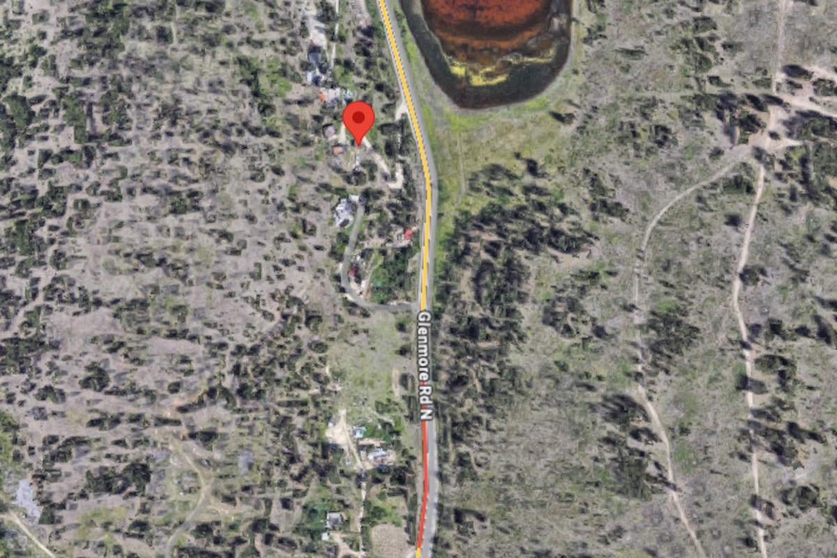Structure fire spreads to grass in North Glenmore