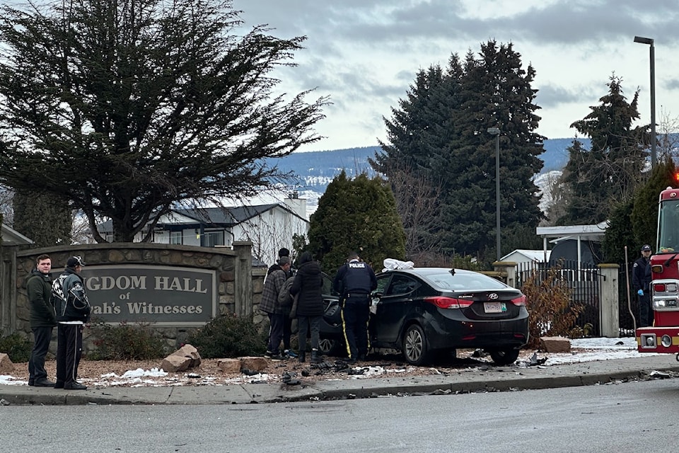 Three vehicle crash closes Franklyn and Leathead.