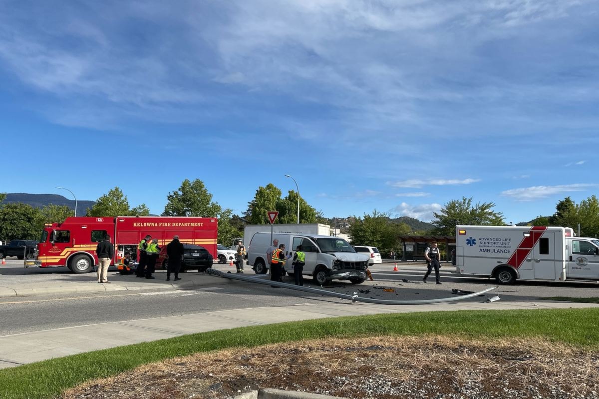 Multi vehicle crash on Kelowna's Harvey Avenue slows morning commute