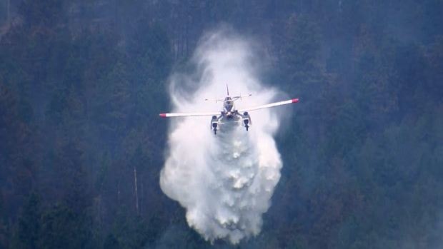 72875kelownaanother-water-bomber-fire