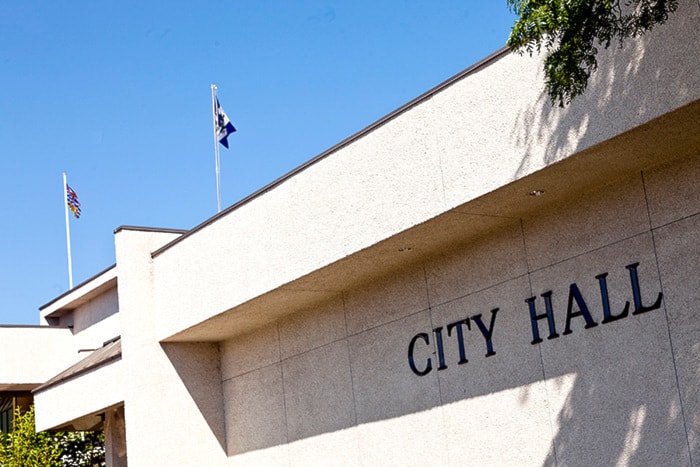 7337kelownaCityHallFlag1