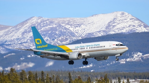 76013kelownanewleaf-airline-plane