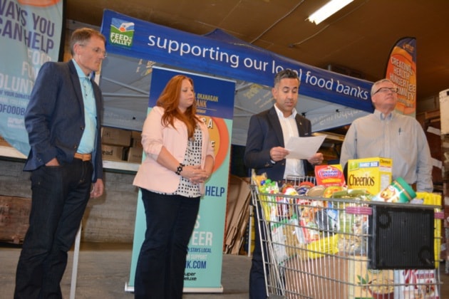 91056kelowna09BCThankgivingFoodDrive