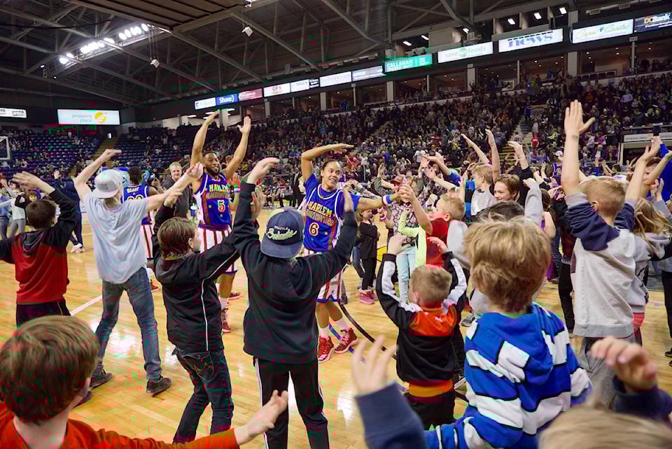 web1_170228-BPD-GLOBETROTTERS