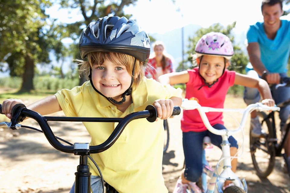 web1_170303-KCN-biking-family