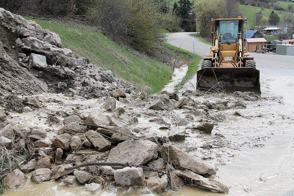 web1_170421-VMS-mud-slide-rr