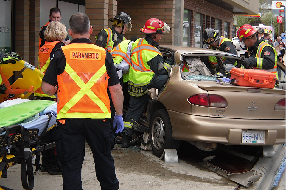 web1_170427-KCN-car-crash