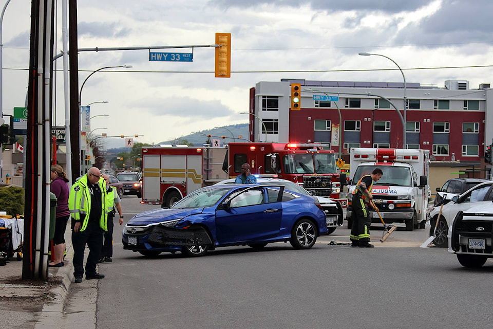 web1_170505-KCN-car-crash