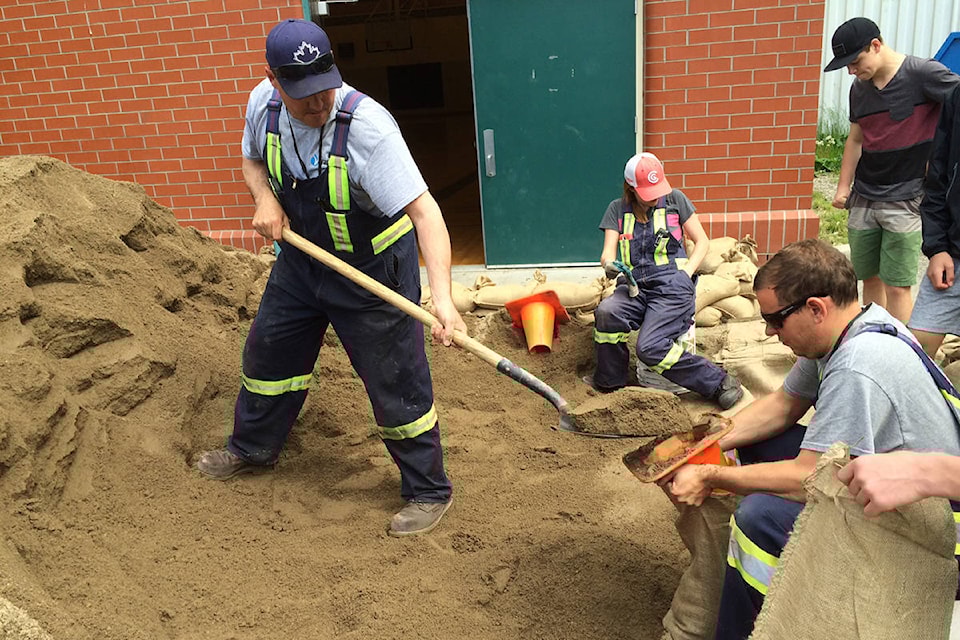 web1_170510_WIN_T_School-sandbagging