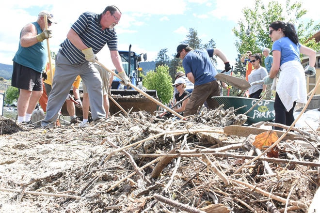 web1_170621-PWN-T-beach-clean-up