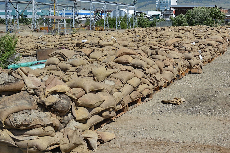 web1_170623-KCN-many-sandbags-in-Kel