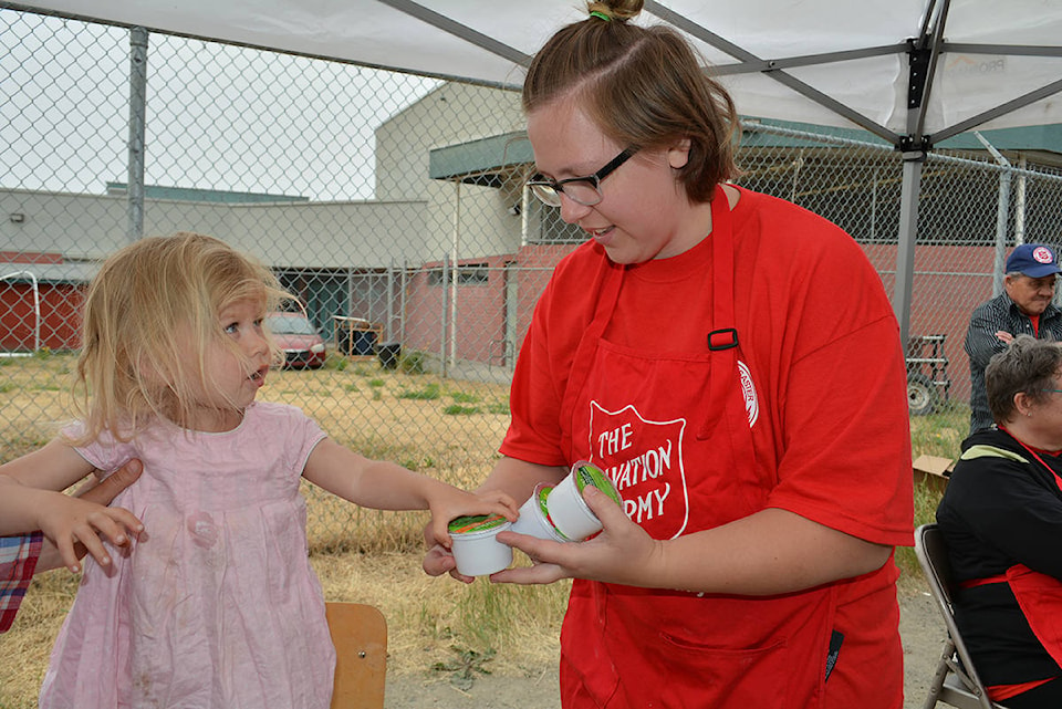 7690613_web1_mlysalvationarmyvolunteersDSC_6878