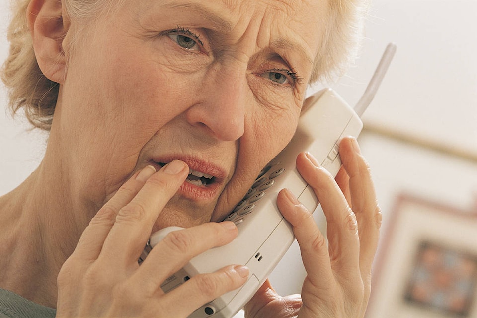 8592789_web1_grandmother-phone